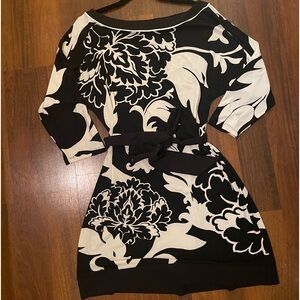Beautiful dress/top. Can be used with leggings or as a dress.